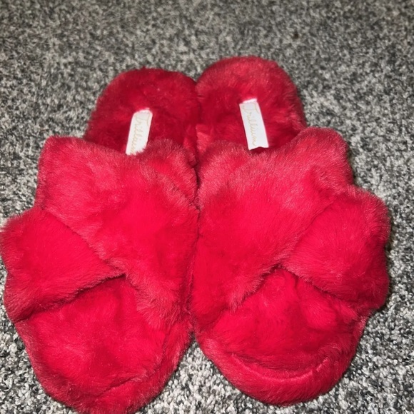 Womens size 8 red fuzzy slippers - Picture 2 of 5